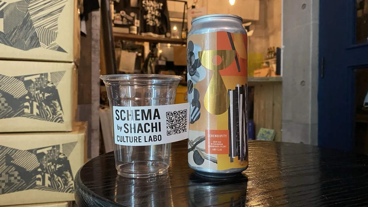 SCHEMA by SHACHI CULTURE LABOのロゴ入りカップとコラボレーションビール Serendipity