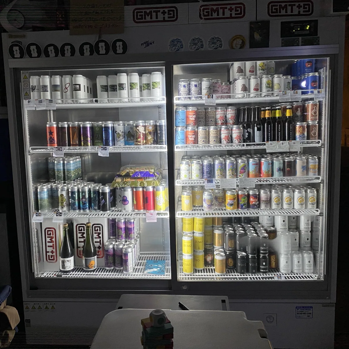 豊富なクラフトビールが並ぶSHACHIの冷蔵ショーケース