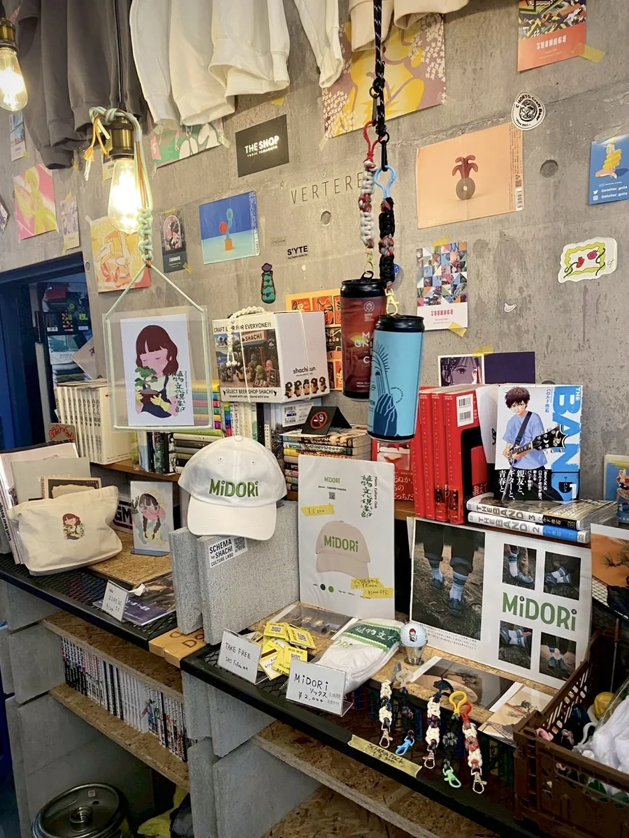 セレクトショップ内の服、アート、雑貨、書籍など多彩なカルチャー商品