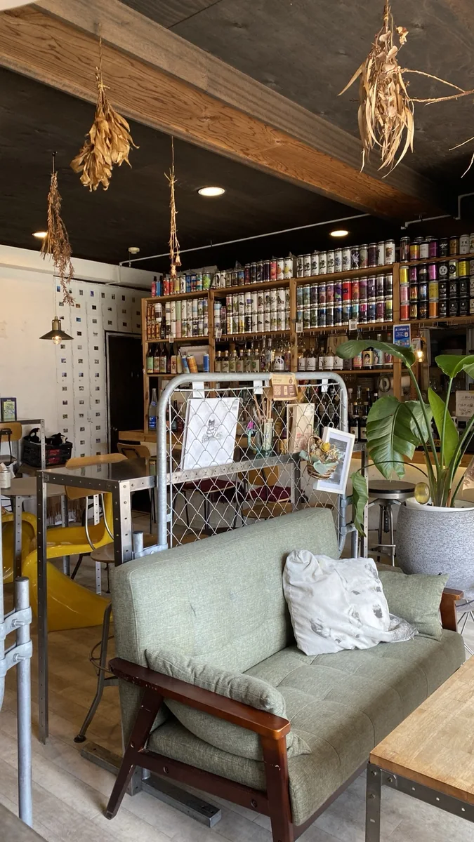 SHACHI店内のソファ席とクラフトビール棚